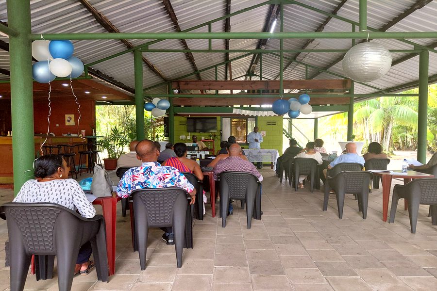 Gasten genieten van evenement Anjuli Nature Resort