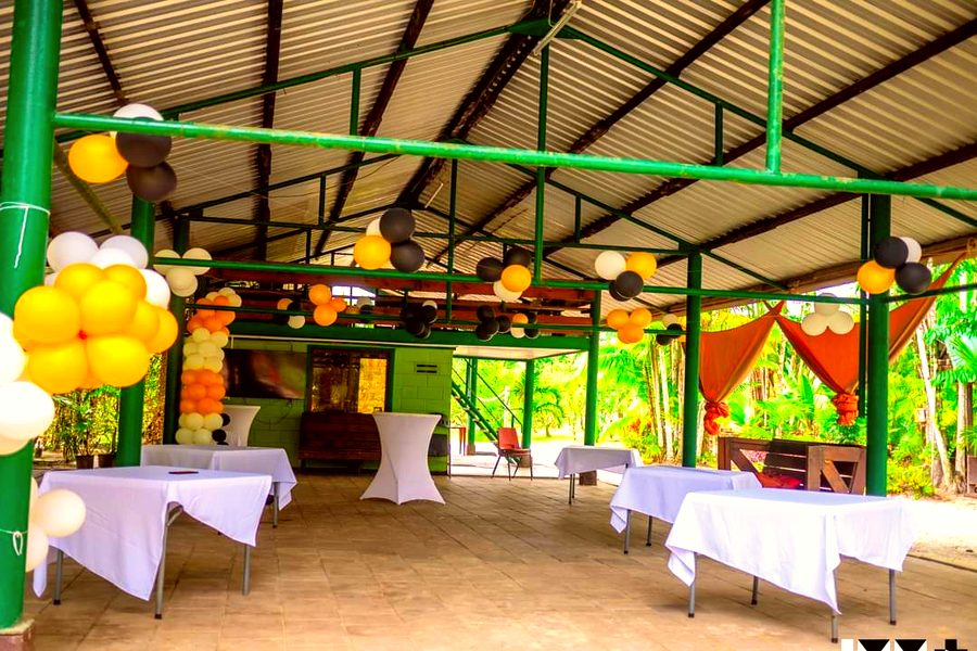 Grote tent Blok 1 gedecoreerd voor evenement Anjuli